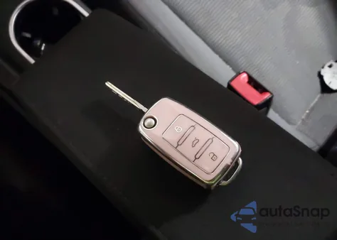 2014 Volkswagen Beetle 1.8T Entry из США, поврежденный, VIN 3VWF17AT9EM638645